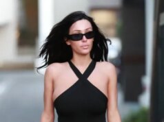 Bianca Censori fica sem sutiã e sem costas para uma viagem sozinha à esteticista