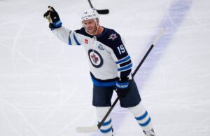 Toews é aplaudido de pé no retorno a Chicago com os Winnipeg Jets