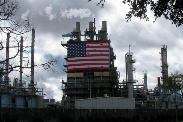 US-flag-on-oil-refinery-1280x853.jpg
