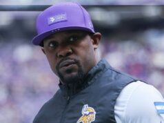 Viking contrata DC Brian Flores para extensão, ainda candidato a cargos de HC