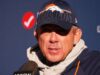 O técnico dos Broncos, Payton, e o receptor dos Patriots, Boutte, trocam conversa fiada