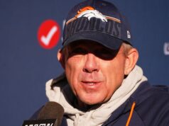 O técnico dos Broncos, Payton, e o receptor dos Patriots, Boutte, trocam conversa fiada