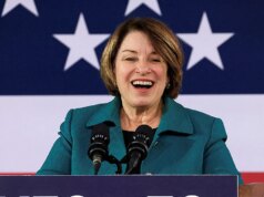 Klobuchar dá os primeiros passos em direção à candidatura do governador de Minnesota na corrida para substituir Walz em apuros