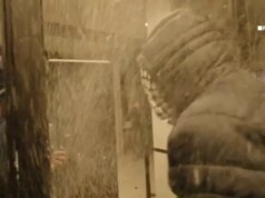 Agitadores anti-ICE entram em confronto com agentes federais no lodge de Minneapolis, enquanto os agentes usam gás lacrimogêneo e flashbangs