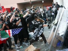 LAPD prende agitadores violentos após protestos eclodirem fora do centro de detenção federal em Los Angeles