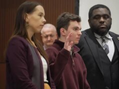 Homem se declara culpado de tiroteio que matou cinco pessoas quando ele tinha 15 anos