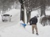 Tempestade de inverno traz alertas sobre risco de ataque cardíaco ao remover neve
