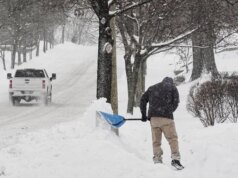 Tempestade de inverno traz alertas sobre risco de ataque cardíaco ao remover neve