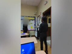 O vídeo captura um estudante de Detroit supostamente empunhando um cortador de caixa em uma perseguição em sala de aula enquanto o professor intervém