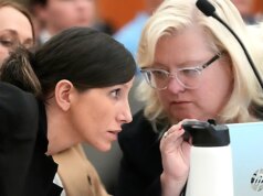 A autora infantil de Utah, Kouri Richins, diz que o estado ameaçou testemunhas antes do julgamento por envenenamento do marido