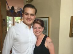 Homem ajuda a inspirar outras pessoas depois que professor o incentivou a pedir ajuda