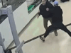 Vídeo mostra transeunte do aeroporto atacando suspeito de violação da TSA em fração de segundo