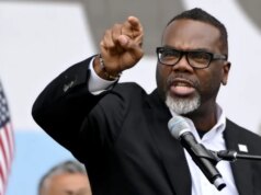 O prefeito de Chicago, Brandon Johnson, coloca o ICE ‘em aviso’ com ordem executiva buscando processar agentes