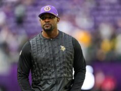 Vikings anunciam extensão de Brian Flores como coordenador defensivo, apesar das entrevistas com o técnico principal