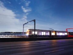 O metrô de superfície que cruza o Lago Washington – uma importante conexão para os centros tecnológicos da área de Seattle – será inaugurado em 28 de março