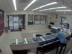 Vídeo mostra ladrões mascarados batendo carro na entrada de uma joalheria e roubando a arma do proprietário em um assalto descarado