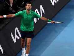Djokovic nas quartas de ultimate após a derrota do filho adversário