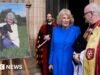Rainha Camilla entre convidados no memorial da autora Jilly Cooper
