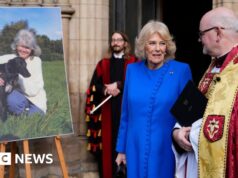 Rainha Camilla entre convidados no memorial da autora Jilly Cooper