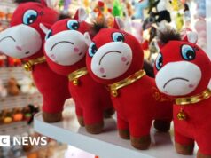 Brinquedos de ‘cavalo chorão’ se tornam virais na China antes do Ano Novo Lunar