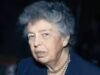 Frase do dia de Eleanor Roosevelt: "Grandes mentes discutem ideias; mentes comuns discutem eventos; mentes pequenas discutem pessoas."