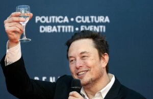 Elon Musk torna parte do algoritmo X de código aberto e diz que é uma merda