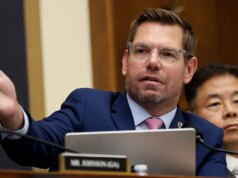 Swalwell promete que, se eleito governador, ex-agentes do ICE seriam ‘indesejáveis’ na Califórnia