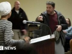 A congressista de Minnesota, Ilhan Omar, foi atacada com ‘líquido desconhecido’ durante a prefeitura