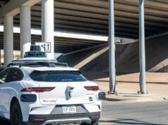 NTSB investiga robotáxis Waymo por passagem indevida de ônibus escolares