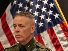 Bovino e alguns agentes da Patrulha de Fronteira prontos para deixar Minneapolis