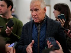 Tillis se torna o primeiro senador republicano a pedir "incompetente" Noem vai renunciar