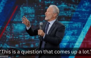 Jon Stewart responde a um membro da audiência perguntando se ele consideraria concorrer a um cargo público