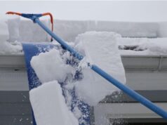 Limpar a neve não precisa ser difícil – este ancinho de telhado fashionable custa menos de US $ 160 na Amazon