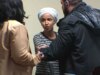 Ilhan Omar pulverizada com substância desconhecida depois que um homem a acusou na prefeitura de Minneapolis