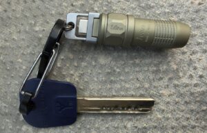 Gastei US $ 30 nesta lanterna bizarra com chaveiro magnético e foi um sucesso surpresa