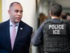 7 Democratas da Câmara rompem com Jeffries para aprovar o financiamento do DHS, apesar da reação do ICE