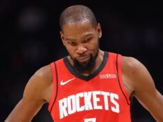 Kevin Durant, do Rockets, solta um discurso cheio de palavrões contra um fã questionador em um momento de microfone quente