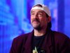 O diretor Kevin Smith diz que o meio de podcasting se tornou ‘um desperdício’, perdeu a alma quando se tornou político