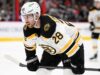 Elias Lindholm, do Bruins, sai do jogo contra Predators com lesão na parte superior do corpo