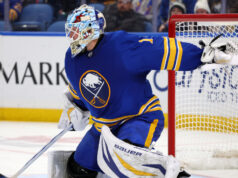 Ukko-Pekka Luukkonen do Sabres sai contra Maple Leafs, substituído por Colten Ellis