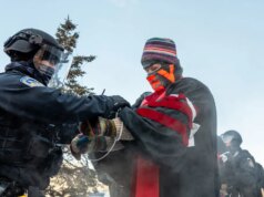 Agitadores anti-ICE, incluindo clérigos, presos no aeroporto de Minneapolis durante protesto em clima frio