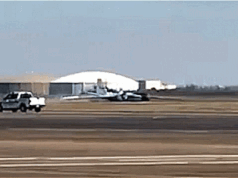 Avião de pesquisa da NASA pousa de barriga, lançando faíscas, após ‘problema mecânico’