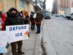 Protestos anti-ICE acontecem enquanto o jogo T’Wolves-Warriors da NBA acontece