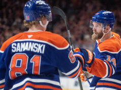 Os defensores dos Oilers se tornam os mais rápidos a marcar quatro gols na história da NHL