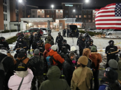 Agitadores anti-ICE presos em frente a um resort em Minnesota enquanto a polícia declara reunião ilegal: ‘Não é mais pacífico’