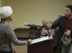 Homem pulveriza o deputado Ilhan Omar com substância desconhecida na prefeitura