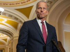 Senado aprova compromisso de financiamento federal; Democratas conquistam vitória na revolta do DHS