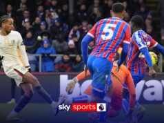 ‘O que ele deveria fazer?’ – Carra questiona pênalti contra Canvot do Palace