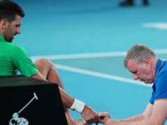 Djokovic evita a desqualificação para registrar a 400ª vitória do Grand Slam