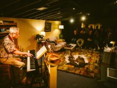 Justin Tanner mergulha em traumas familiares em seu present solo ‘My Son the Playwright’ na Rogue Machine